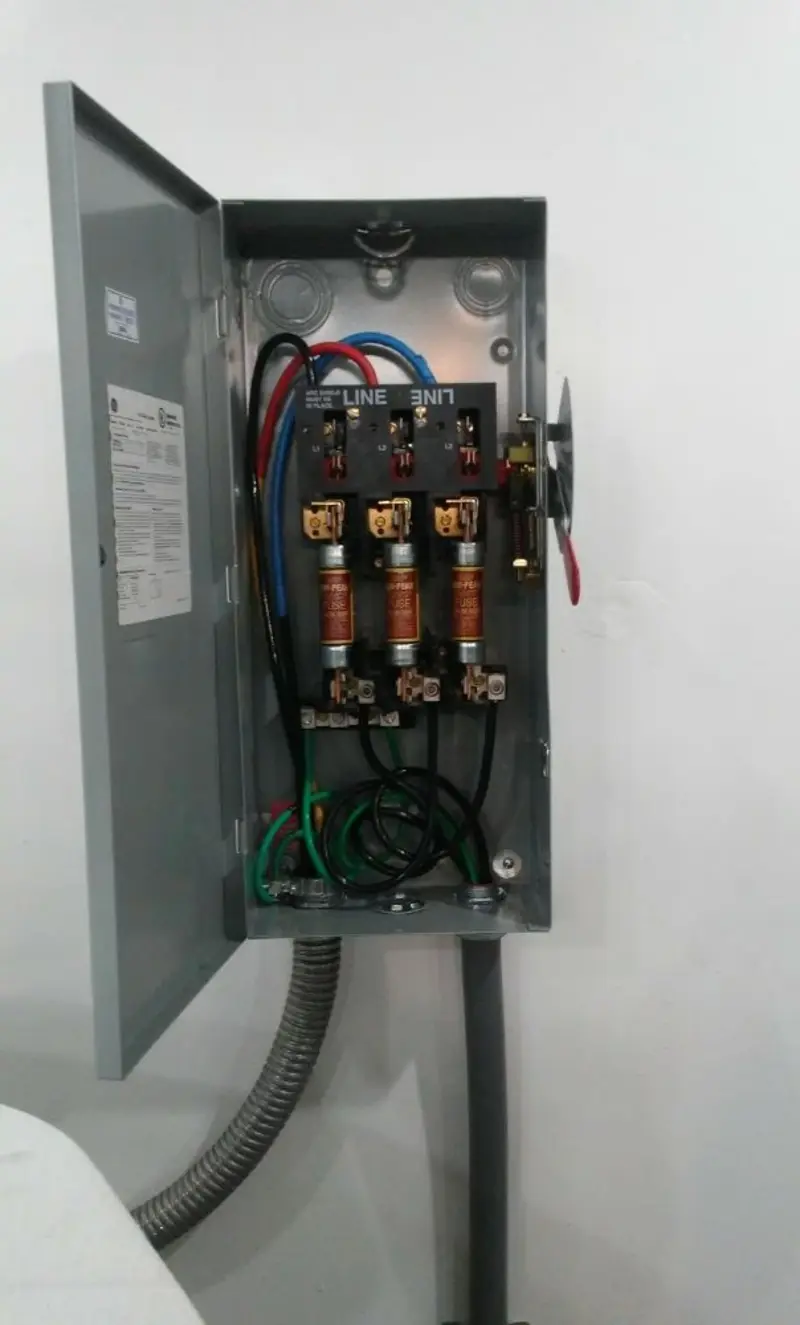 Three-phase disconnect switch installed for Electrical Wiring & Rewiring in Kenhorst